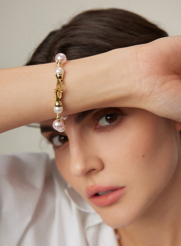 "Moonlight and Rosy Clouds"Pearl bracelet. Romantic and fashionable bracelet