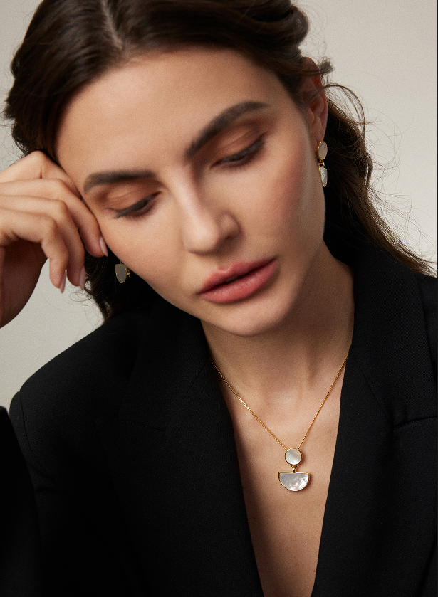 "The Language of the Bright Moon"White shell pendant necklace. Simple, sweet and fashionable necklace.