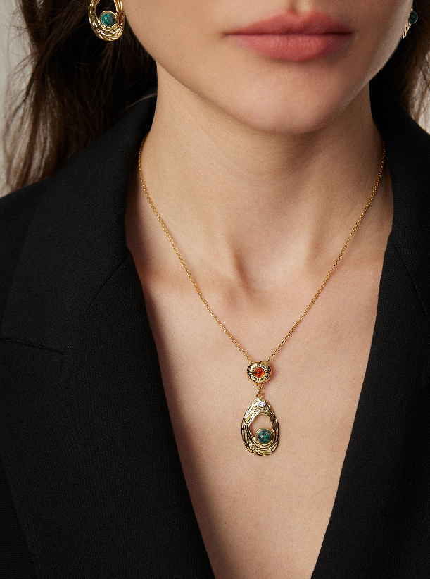 “charming and gentle”French romantic vintage necklace