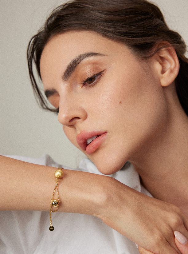 "Weaving Dreams with Flowing Light, Painting Shadows on the Wrist"Gold bead bracelets. Age-reducing, versatile and fashionable bracelets.
