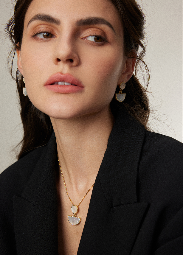 "The Language of the Bright Moon"White shell pendant necklace. Simple, sweet and fashionable necklace.