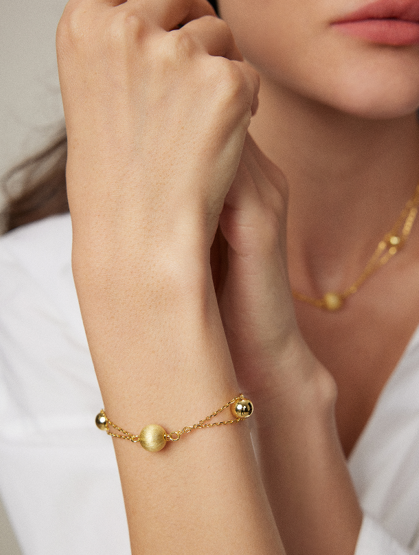 "Weaving Dreams with Flowing Light, Painting Shadows on the Wrist"Gold bead bracelets. Age-reducing, versatile and fashionable bracelets.