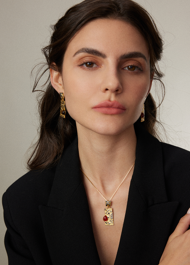"Geometric Intersection"French red agate necklace. Light luxury and niche design, high-end sense necklace.