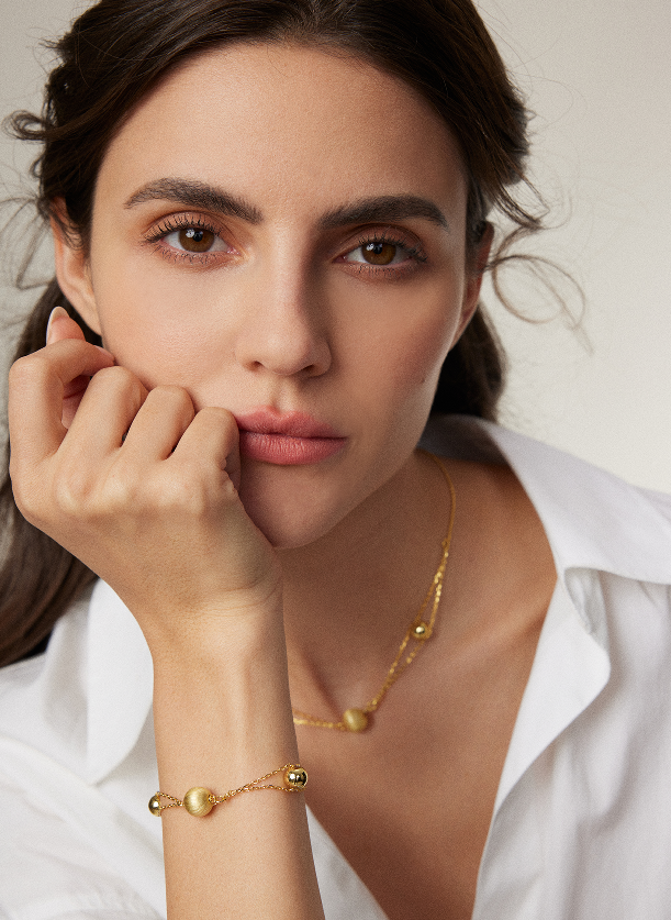 "Weaving Dreams with Flowing Light, Painting Shadows on the Wrist"Gold bead bracelets. Age-reducing, versatile and fashionable bracelets.