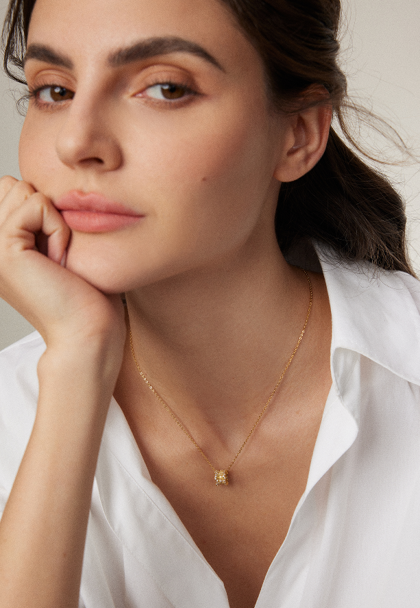 "Reincarnation"Simple, fashionable and exquisite necklaces.