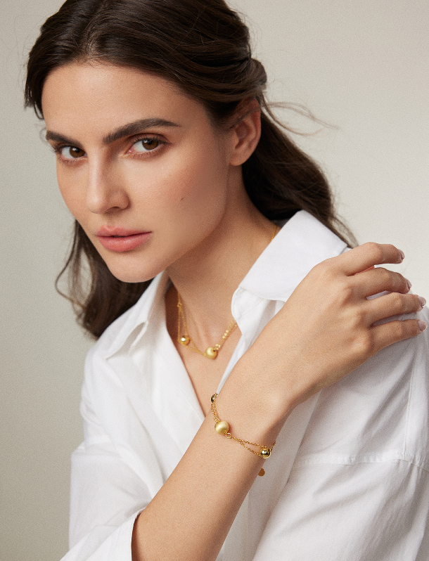 "Weaving Dreams with Flowing Light, Painting Shadows on the Wrist"Gold bead bracelets. Age-reducing, versatile and fashionable bracelets.