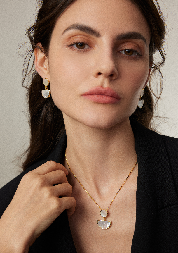 "The Language of the Bright Moon"White shell pendant necklace. Simple, sweet and fashionable necklace.